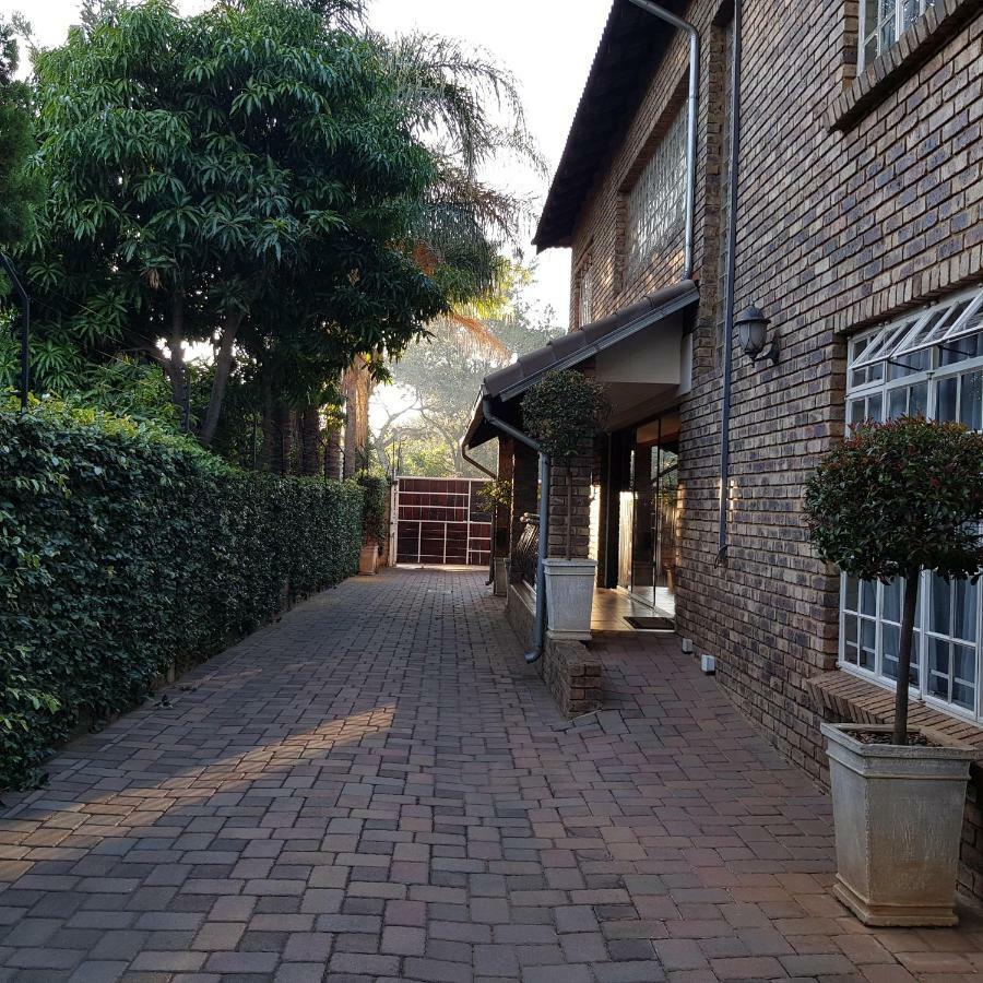 Falling Feather Inn Pretoria-Noord Exterior foto