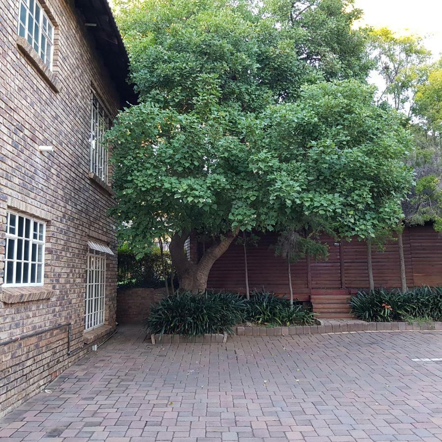 Falling Feather Inn Pretoria-Noord Exterior foto