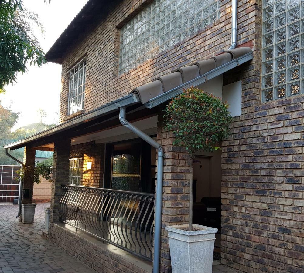 Falling Feather Inn Pretoria-Noord Exterior foto