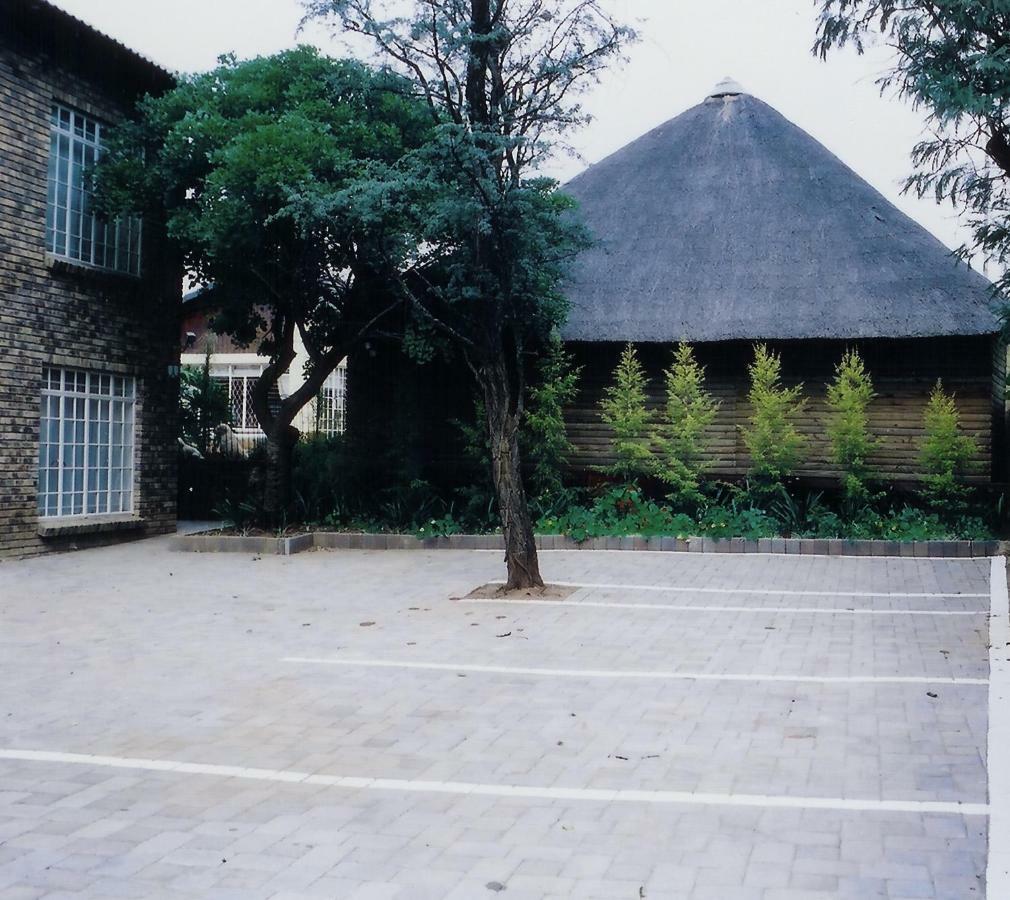 Falling Feather Inn Pretoria-Noord Exterior foto